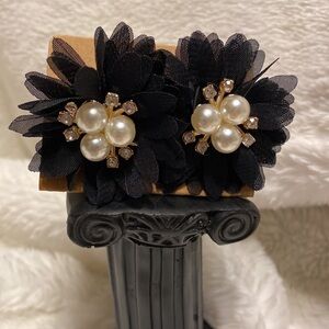 Black‎ big petal floral tulle with faux pearls post back women OS
